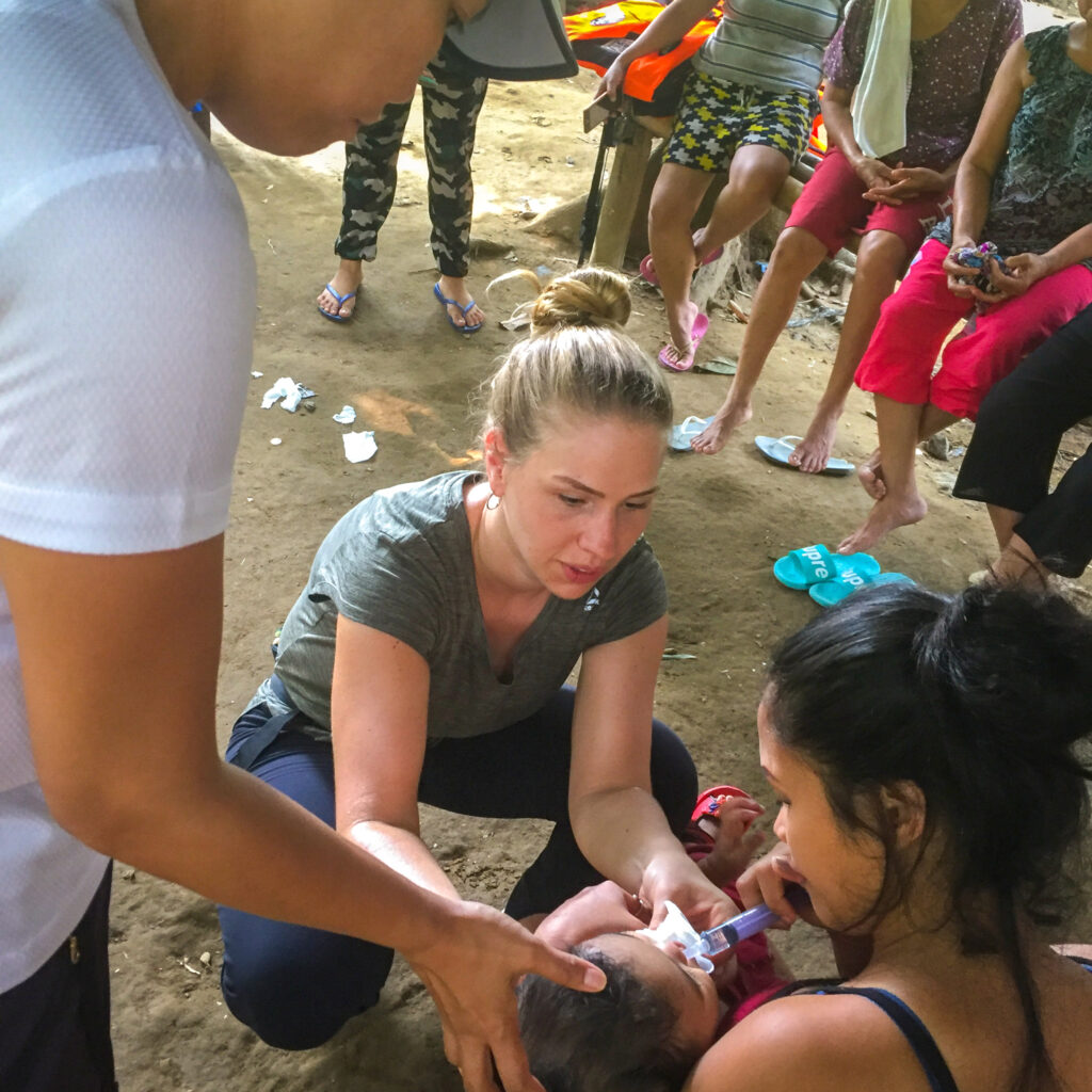 Trabalho voluntário de atendimento de atenção primária em saúde nas Filipinas