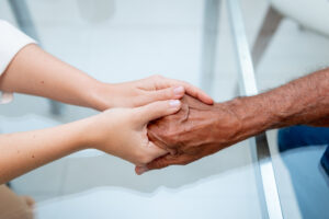 Médico de família oferecendo cuidado integral e acupuntura
